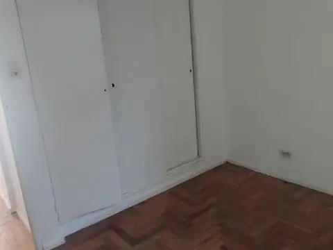Dos ambientes al frente en un primer piso.
