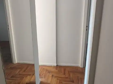 Dos ambientes al frente en un primer piso.