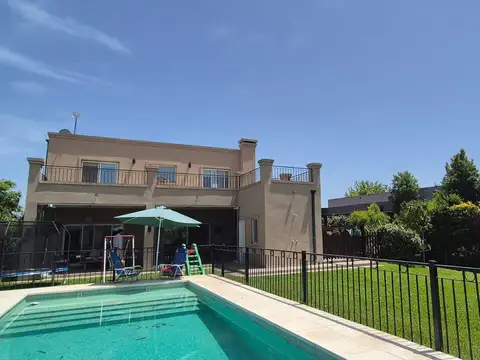 Casa en Alquiler con 3 cocheras