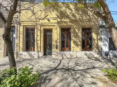 VENTA - Casa de 5 dormitorios con patio y terraza - Republica de la sexta, Rosario.