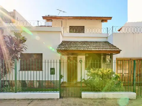 VENTA - Casa Chalet de 4 Amb. en Lote Propio en Beccar con Jardín