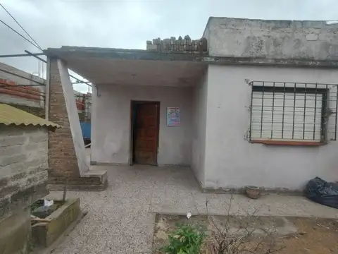 Casa en venta en calle 882 Ezpeleta Quilmes  297 m2, 3 ambientes.