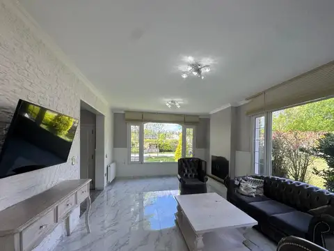 Casa 8 ambientes con 2 baños
