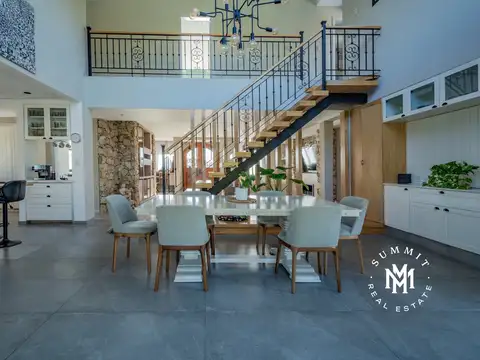 Casa en Venta con 4 cocheras