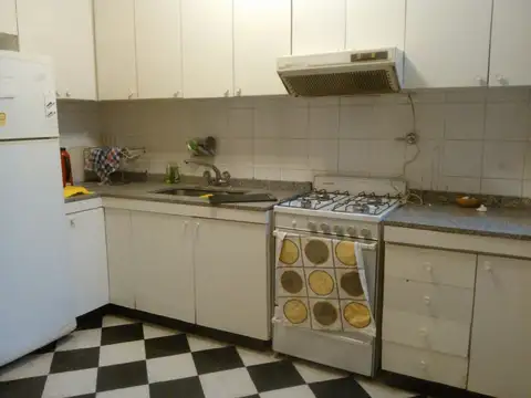 3 ambientes amoblado al frente.  Armenia 2300