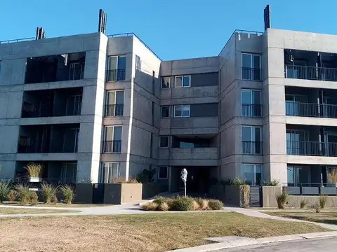 Alquiler departamento de 2 dormitorios con balcón/terraza y cochera en Funes