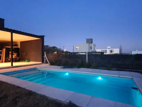 HERMOSA CASA CON PILETA 3 DORMI BARRIO CERRADO