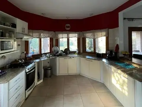 Casa en Alquiler con 6 cocheras