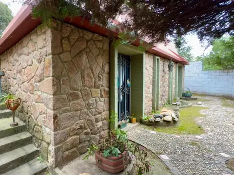 Casa 6 ambientes con 2 baños