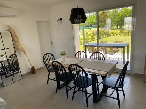 Casa 4 ambientes con 2 baños