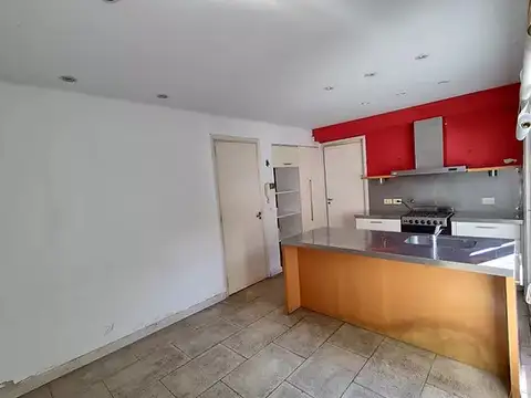 ALQUILER DE CASA DE 5 AMBIENTES C/ DEPENDENCIA EN EXCELENTE ZONA