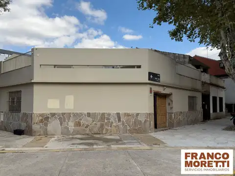 Casa en Esquina con Terraza y Garage con posibilidad de edificar en Saavedra