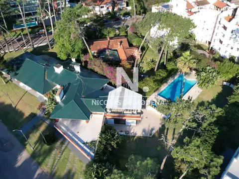 Vende y alquila gran casa de 5 dormitorios en Playa Mansa, Punta del Este