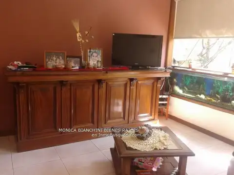 Casa 11 ambientes con 2 baños