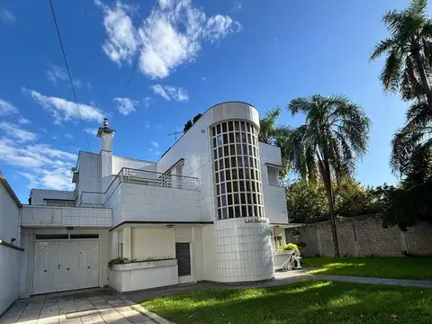 Casa en Alquiler con 3 cocheras
