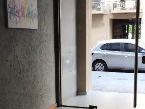 EXCELENTE DEPARTAMENTO DE UN AMBIENTE CON BALCON MUY LUMINOSO Y AIREADO A/ACOND.MUY BUEN ESTADO