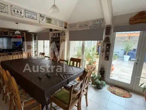 Casa 6 ambientes con 2 baños