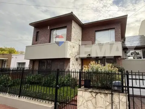 CASA BARRIO ROCA 3 DORM CON PILETA QUINCHO Y PATIO