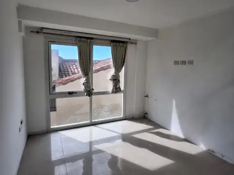 VENTA DEPTO 2 AMB CON COCHERA DESCUBIERTA!