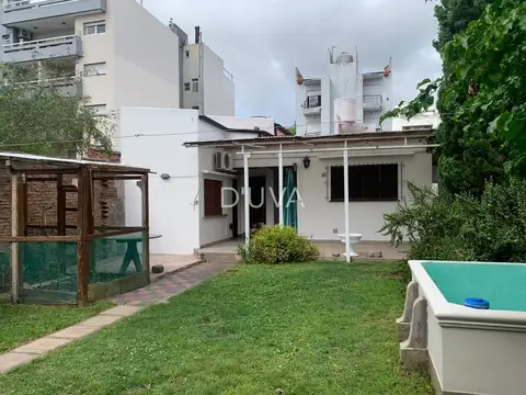 Departamento planta baja, contrafrente, amplio espacio verde, sin expensas.-