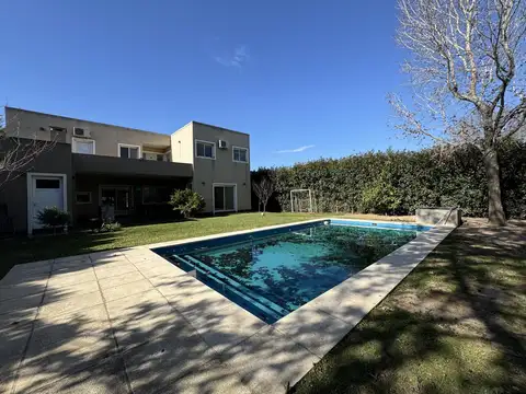 Casa en Venta con 2 cocheras