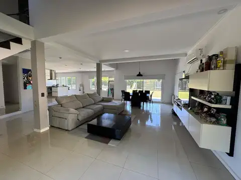 CASA EN VENTA EN CAMPOS DE ALVAREZ - 5 AMBIENTES