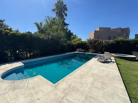 Casa en Venta con 6 cocheras