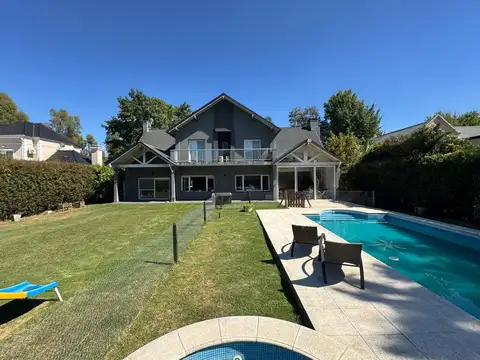 CASA EN VENTA EN CAMPOS DE ALVAREZ - 5 AMBIENTES