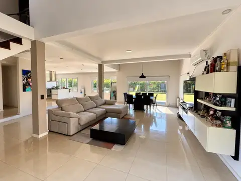CASA EN VENTA EN CAMPOS DE ÁLVAREZ 5 AMBIENTES