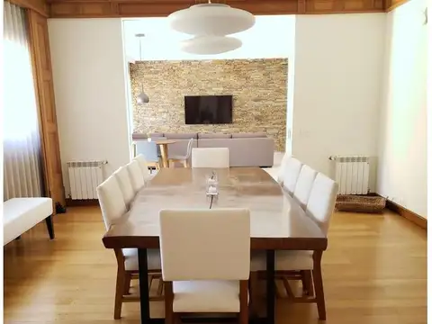 Casa en Alquiler con 2 cocheras