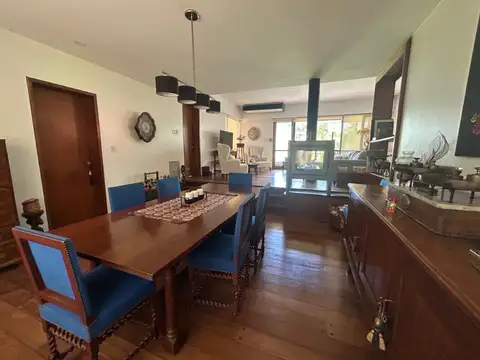 Casa en Alquiler con 3 cocheras