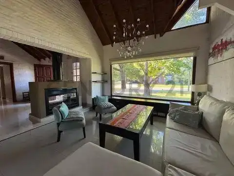 Casa en Alquiler – Country Club Banco Provincia | 5 Ambientes | Lote con Gran Jardín, Piscina y Quin
