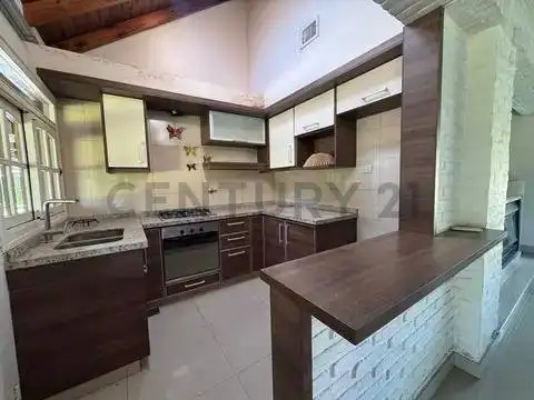 Casa en Alquiler con 4 cocheras