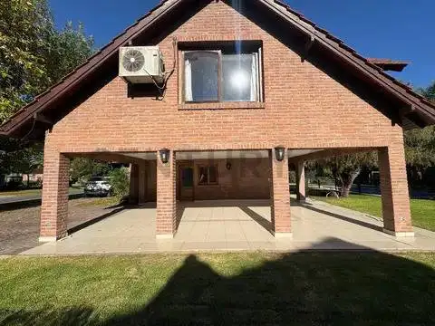 Casa en Alquiler – Country Club Banco Provincia | 5 Ambientes | Lote con Gran Jardín, Piscina y Quin