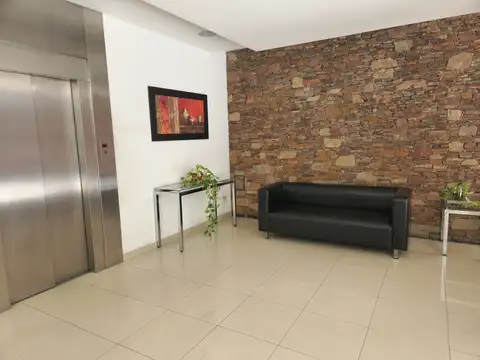 ALQUILER DEPARTAMENTO TRES AMBIENTES, DORMITORIO EN SUITE, DOS PATIOS, CONFORT Y DISEÑO FUNCIONAL