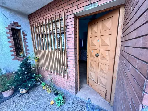 Casa con galpón ideal comercio, taller o depósito en villa general zapiola