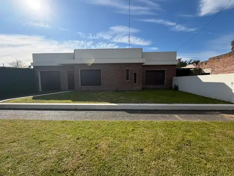CASA EN VENTA EN JAUREGUI SOBRE CALLE SARMIENTO AL 200