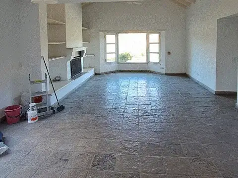 Casa 6 ambientes con 2 baños