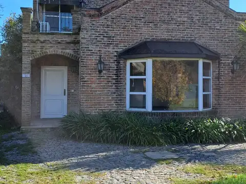 Excelente casa a la venta en Country Champagnat. Acceso directo a panamericana.