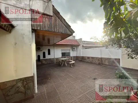 Casa en Alquiler con 2 cocheras