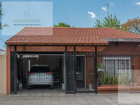 Venta -Casa de 4 ambientes en Villa Sarmiento - acepta permuta- apto credito