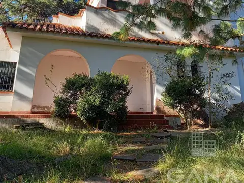 Venta OLIVEROS , IMPORTANTE PROPIEDAD EN LOTE DE 17.761 M2, 3 DORMITORIOS, PILETA, PARRILLERO. 2 GAR