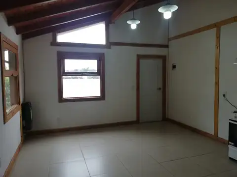 Moderno depto de dos ambientes, en planta alta al contrafrente.