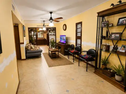 Casa 8 ambientes con 3 baños
