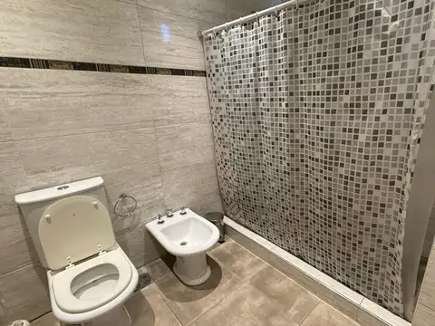 Casa 7 ambientes con 2 baños