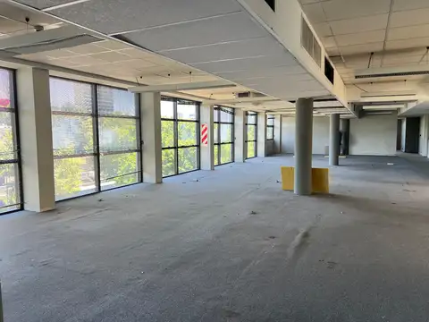 Oficina en Alquiler con 2 cocheras