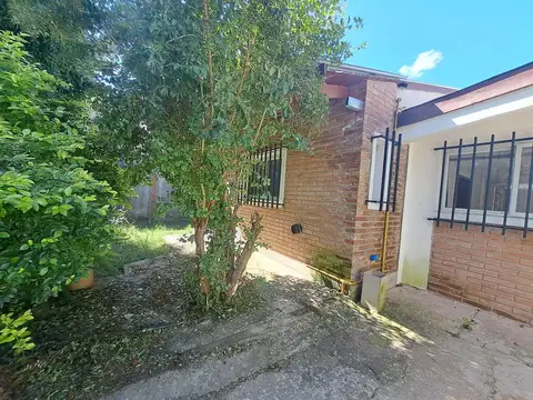 VENTA - PERMUTA Casa un dormitorio, cochera y jardín-Granadero Baigorria