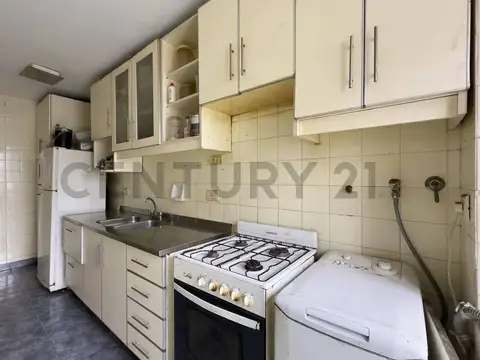 Venta de departamento 2 ambientes con balcón. Vista abierta. Flores Norte