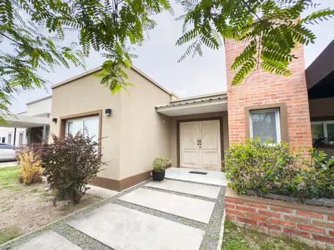 Casa en Alquiler con 2 cocheras