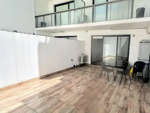AMBIENTE AMPLIO CON PATIO